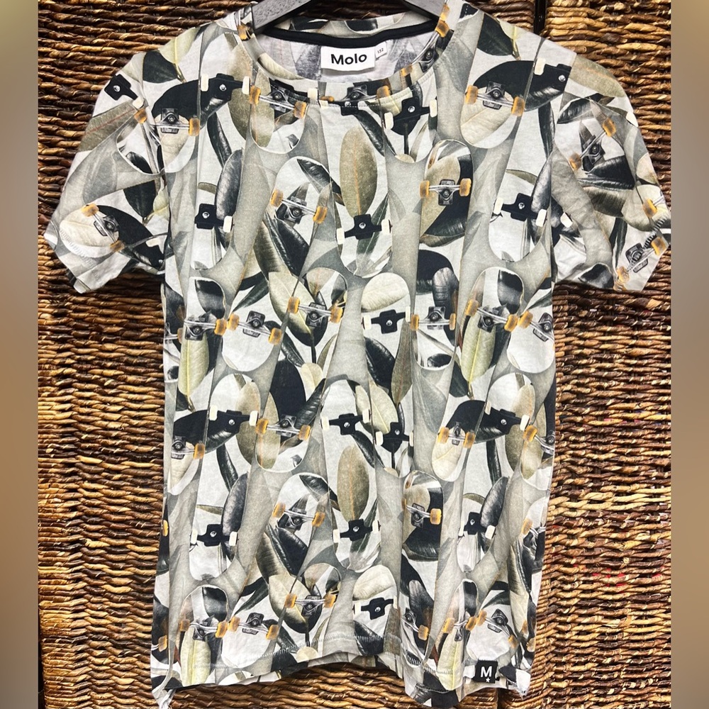 Molo- Rooney Style-Youth Skateboard Camp Shirt,Size-152,sleeve stitching missing